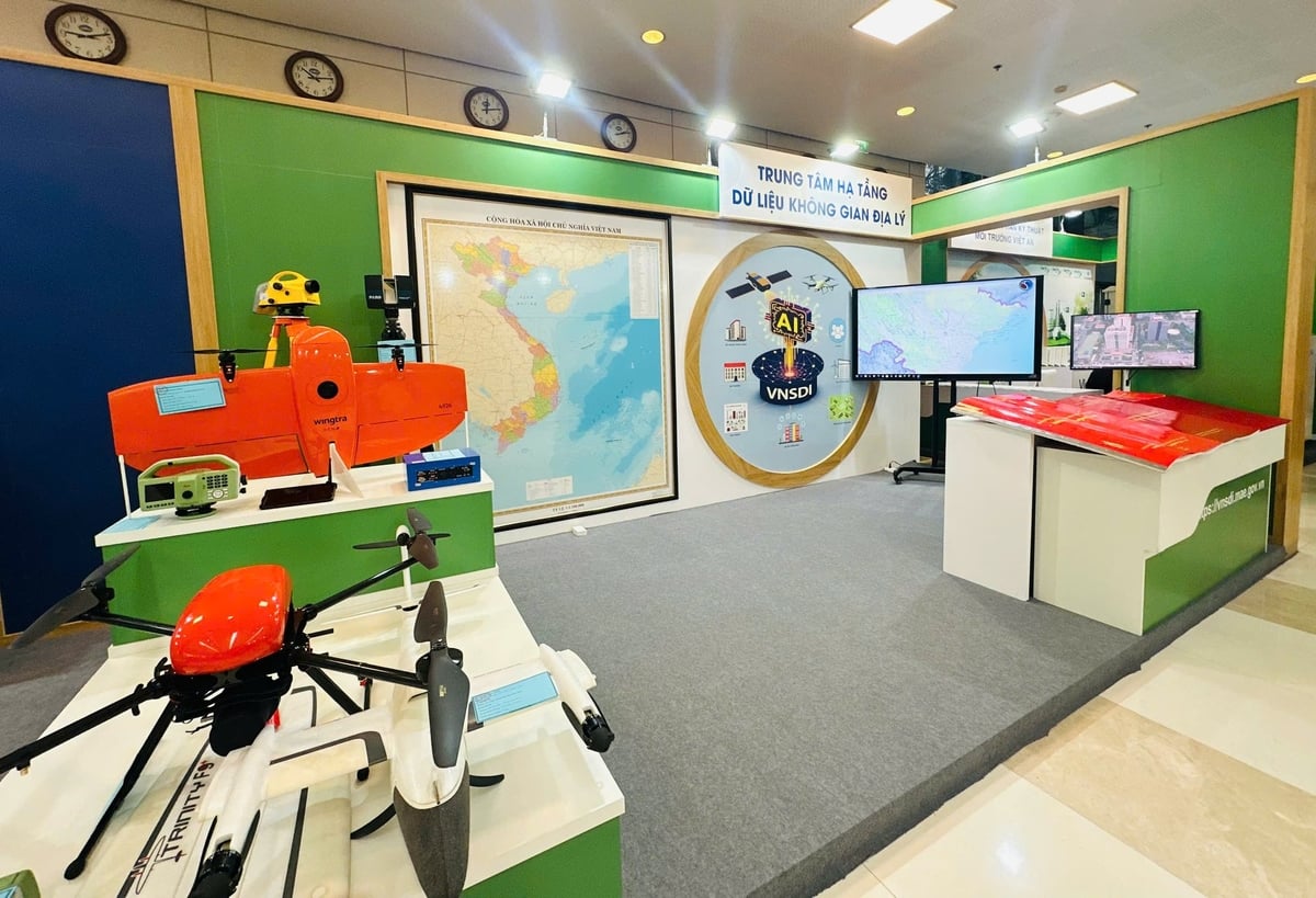 Gian hàng triển lãm của Cục Đo đạc, Bản đồ và Thông tin địa lý Việt Nam kể hành trình chuyển mình từ bản đồ giấy đến ''không gian số'' Việt Nam. Ảnh: Nguyễn Thủy.