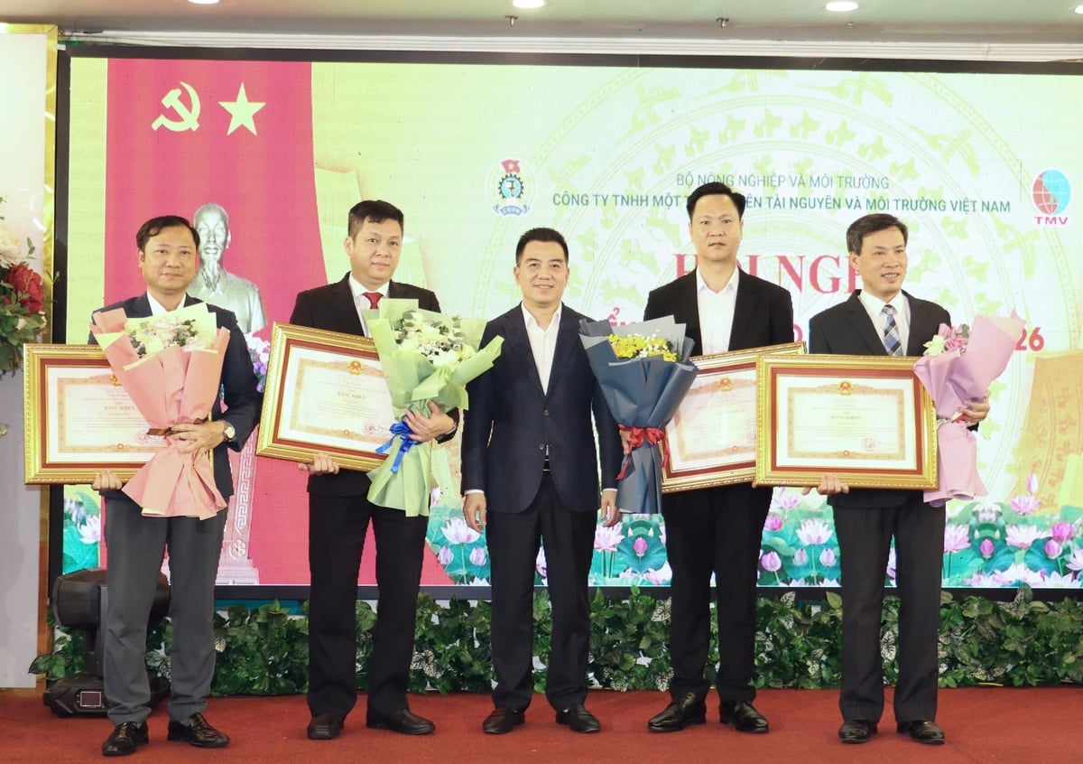 Nhiều tập thể và cá nhân của Công ty TN-MT Việt Nam được tặng Bằng khen vì thành tích xuất sắc trong thời gian qua. Ảnh: Nguyễn Thủy.