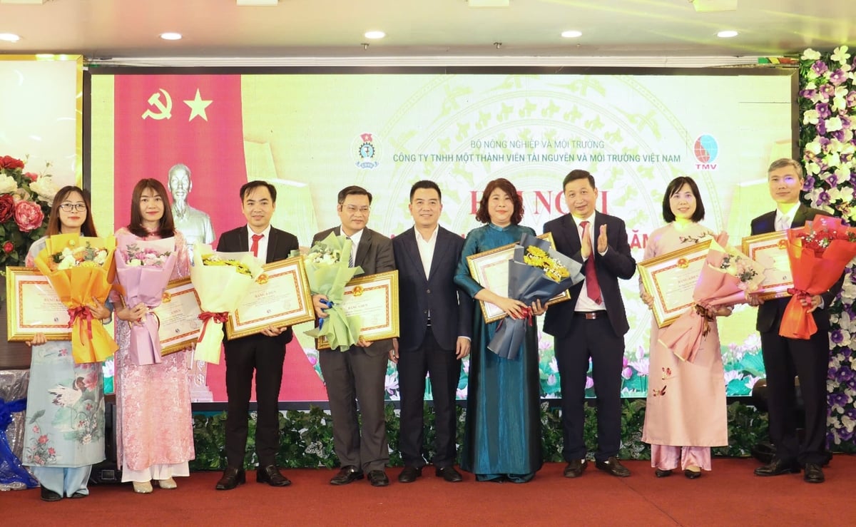 Nhiều tập thể và cá nhân của Công ty TN-MT Việt Nam được tặng Bằng khen vì thành tích xuất sắc trong thời gian qua. Ảnh: Nguyễn Thủy.