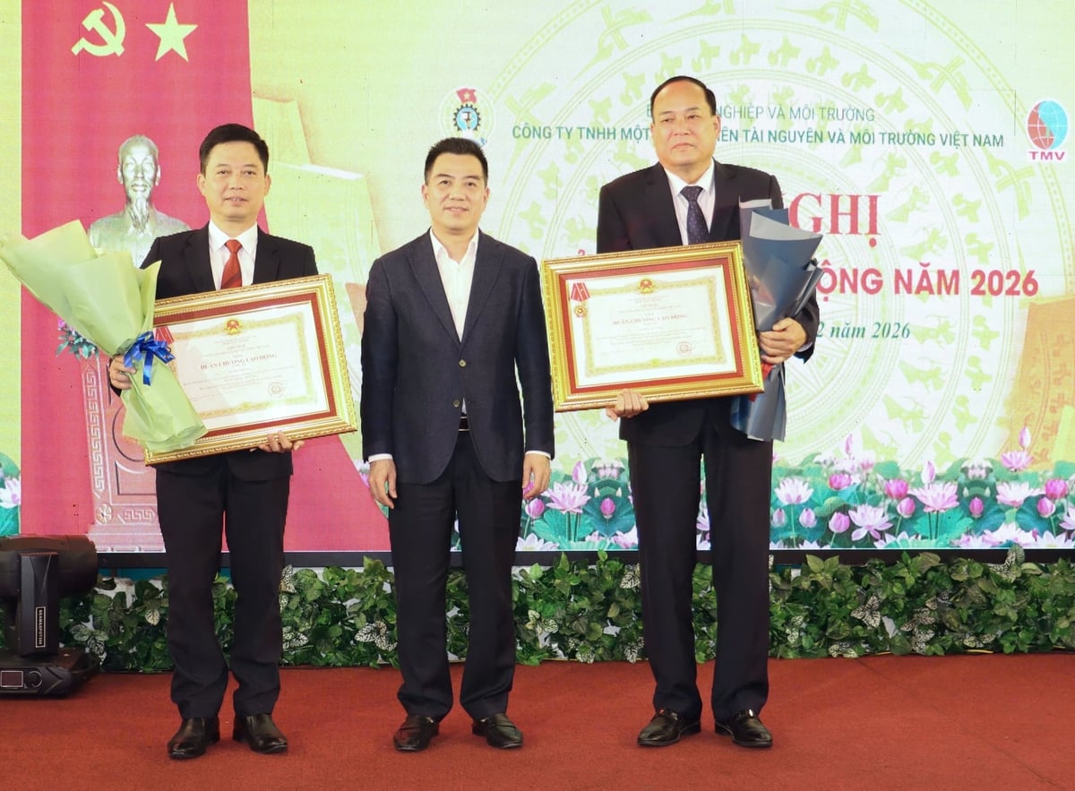 Thừa ủy quyền của Bộ trưởng Bộ NN-MT, Thứ trưởng Đặng Ngọc Điệp trao Bằng khen cho các cá nhân có thành tích xuất sắc. Ảnh: Nguyễn Thủy. 